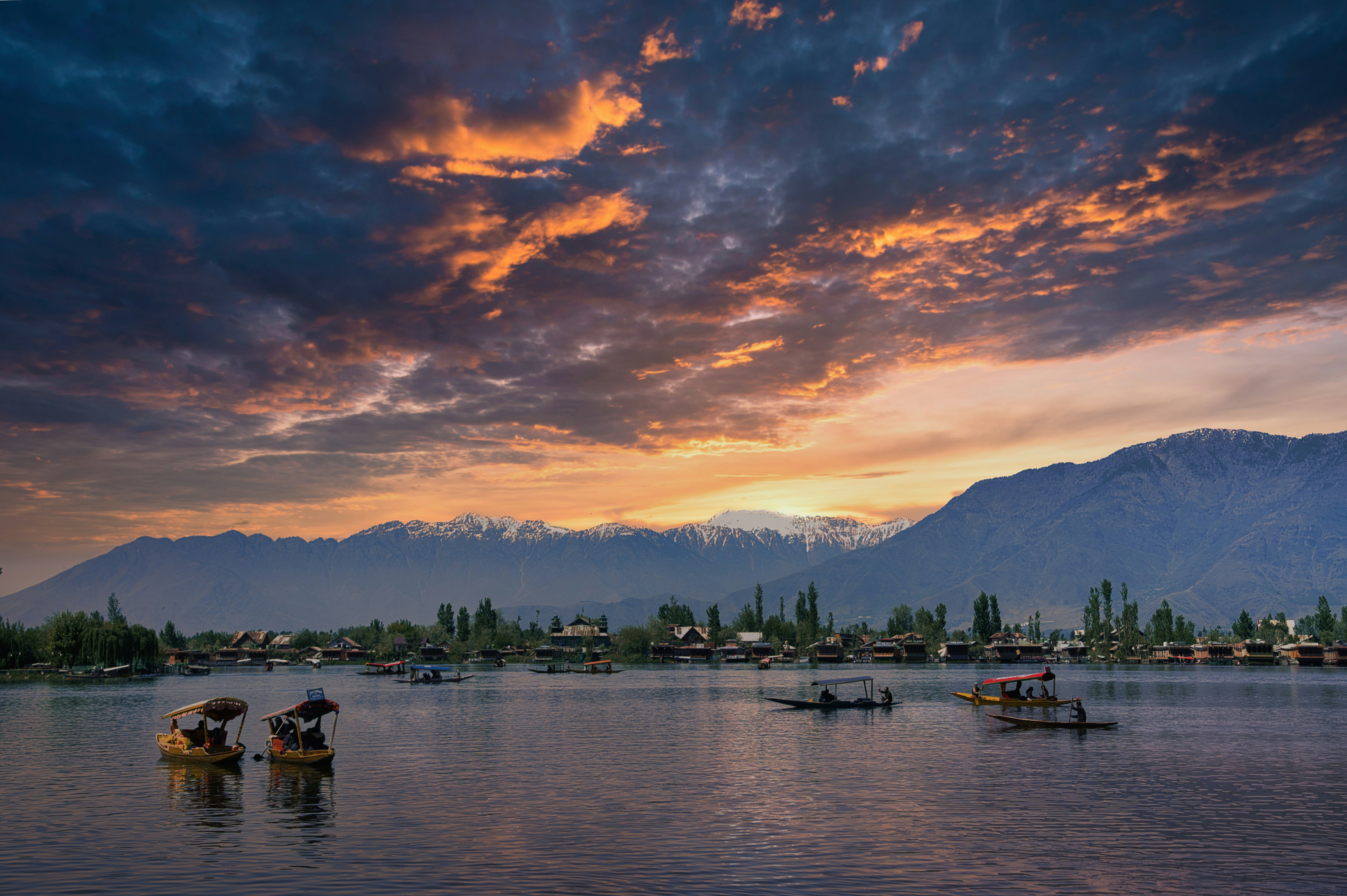 SRINAGAR • GULMARG •PAHALGAM • HOUSEBOAT